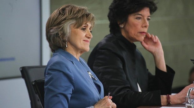 La ministra de Sanidad, Consumo y Bienestar Social, María Luisa Carcedo, y la ministra Portavoz, y de Educación y Formación Profesional, Isabel Celaá comparecen ante los medios de comunicación tras la reunión del Consejo de Ministros en Moncloa.