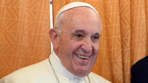 El Papa Francisco, durante el vuelo a Bulgaria