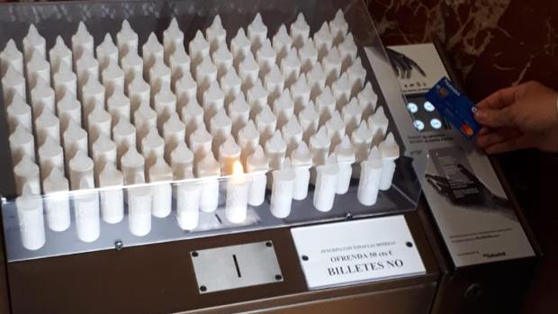 El primer lampadario con pagos digitales se ha ubicado en la Basílica de Valencia
