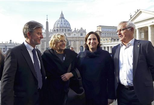 Los alcaldes de Zaragoza, Pedro Santisteve; de Madrid, Manuela Carmena; de Barcelona, Ana Colau; y de Valencia, Joan Ribo en la plaza de San Pedro del Vaticano, en 2016