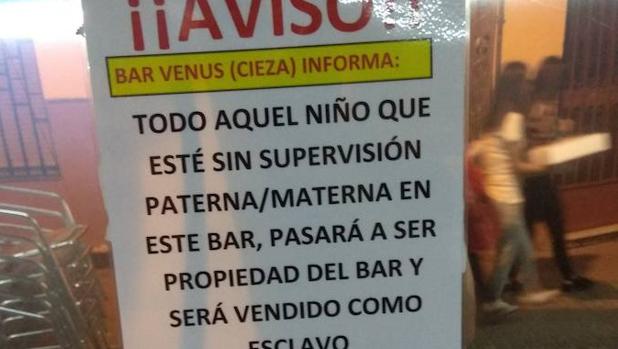 Foto del polémico cartel