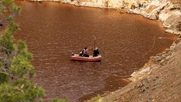 Investigadores durante la búsqueda de las víctimas de un presunto feminicida en serie en el Lago Rojo, Mitsero