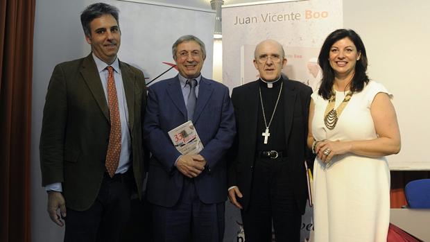 El director de Alfa y Omega Ricardo Benjumea, el corresponsal de ABC en el Vaticano Juan Vicente Boo, el arzobispo de Madrid Carlos Osoro y la directora de la editorial San Pablo, María Ángeles López