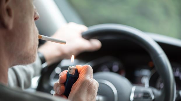 Hay una Â«tasa ocultaÂ» de accidentes de trÃ¡fico motivados por conducitores que estÃ¡n prendiento un cigarro