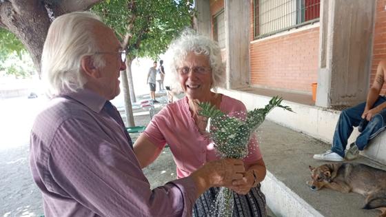 Kent y Julie son un matrimonio de Gales, que hace 15 años vive en una masía aislada de Ribera d'Ebre afectada por el incendio. Kent le acaba de dar una flor a su esposa. Símbolo de amor en la tercera edad y una manera de sobrellevar mejor el momento. Han dormido en el exterior del pabellón de Flix, ya que con sus tres perros no podían hacerlo en el interior. Informa Jesús Hierro