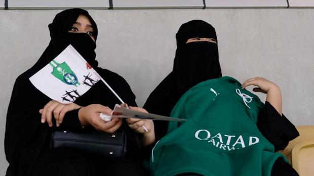 Unas mujeres saudíes ven un partido de fútbol en la Ciudad Deportiva Rey Abdullah