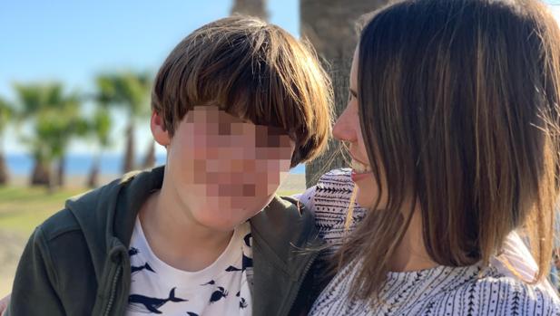 David, de 9 años, con su madre, en una imagen facilitada a ABC