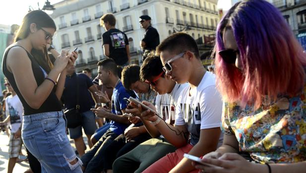 La tecnología sirve como escudo para relacionarse con los demás para los jóvenes más inseguros de sí mismos
