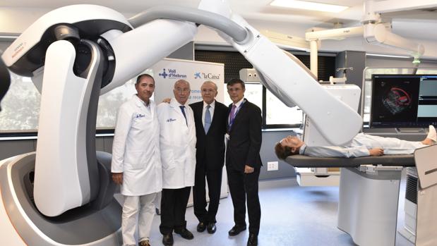 Isidre Fainé, con los responsables del servicio de Endoscopia Digestiva del Hospital Vall d'Hebrón de Barcelona, ayer durante su presentación pública