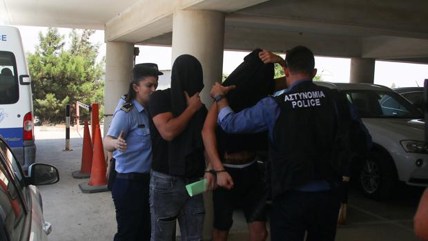Dos de los detenidos llegan para declarar ante el juez