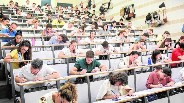 Opositores al cuerpo docente, durante la realización de un examen