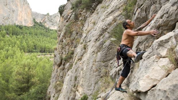 Un hombre escalando en la localidad de Sella (Alicante)