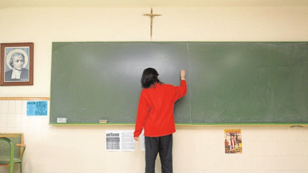 Un profesor de Religión imparte la clase en un colegio concertado