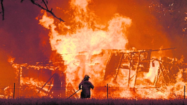 incendio-australia-bombero-kTEB--620x349@abc.jpg