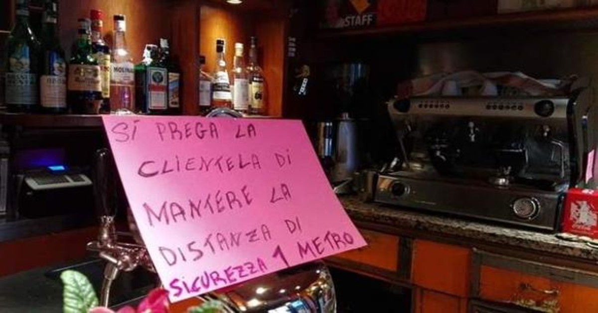 Carteles Anticoronavirus En Lugares Publicos Italianos Para Respetar El Metro De Distancia Entre Las Personas