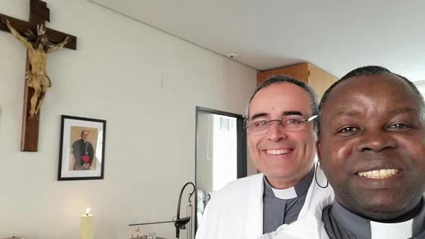 El padre Gaetán junto a Iñaki Gallego, ambos capellanes