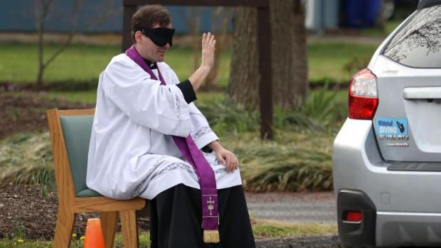 Autoconfesionarios» en EE.UU.: un sacerdote escucha confesiones ...