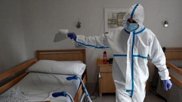 Un profesional desinfecta una residencia de mayores usando ozono