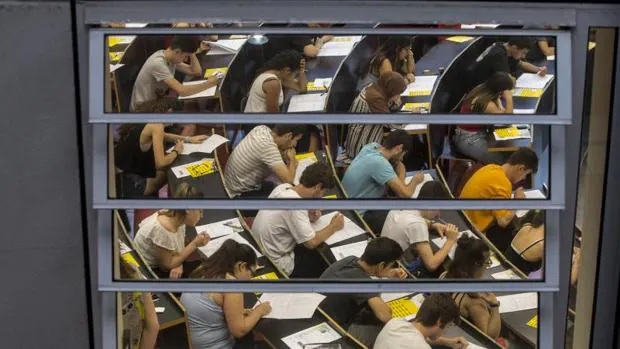 Un grupo de alumnos universitarios hacen un examen en la Universidad de Barcelona