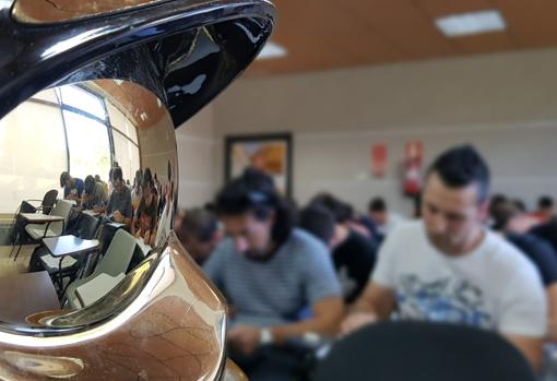 Los alumnos durante una clase en la academia
