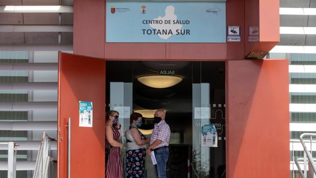 Varias personas esperan en la puerta del centro de salud sur de Totana para realizarse la prueba PCR