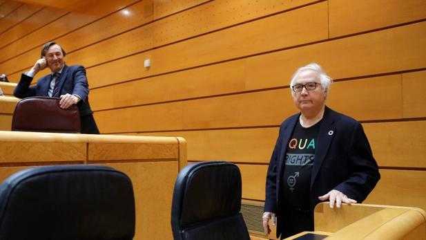 El ministro de Universidades, Manuel Castells, junto a Rafael Hernando