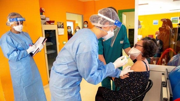 Los residentes y trabajadores del Centro de Atención la Dependencia (CAD) de Cueto, en Santander, asisten a un simulacro de vacunación