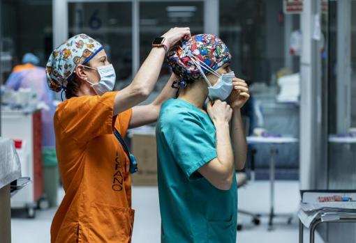 Mascarillas, calzas, buzos EPI...todos están ya inmunizados pero se protegen como si pudieran volver a infectarse