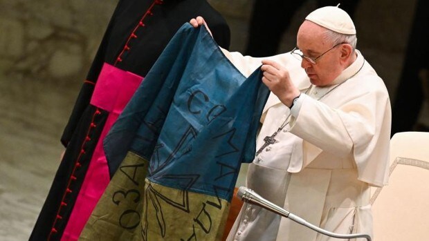 El Papa muestra la bandera de Ucrania procedente de Bucha