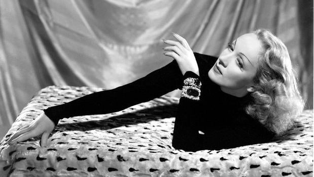 Marlene Dietrich posa con algunas de sus joyas