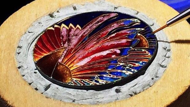 Las esferas pintadas y esmaltadas a mano, obra maestra de una minoría