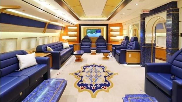 Una de las varias salas de reunión del jet privado