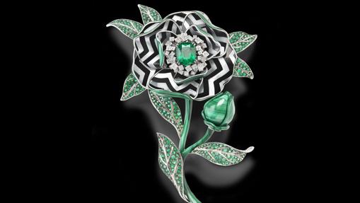 El broche Fleur Graphique con una esmeralda talla cojin