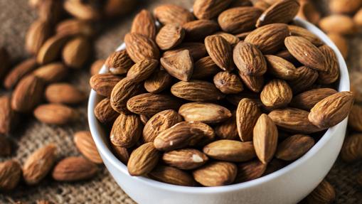 La almendra contiene un 20% de proteínas