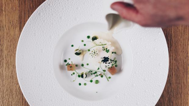 Ajoblanco de tomate, apio y copos de coliflor de La Bien Aparecida