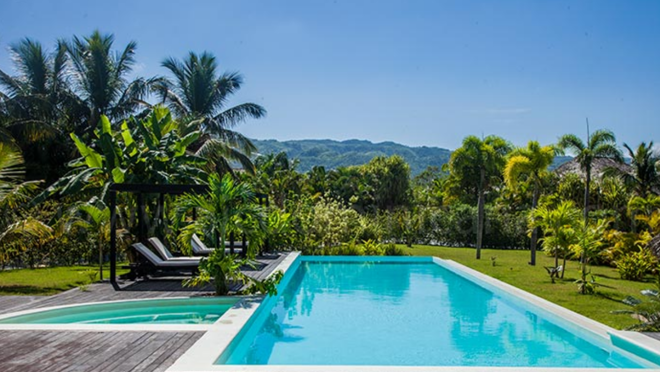 Piscina exterior y jardín de Villa Montaña