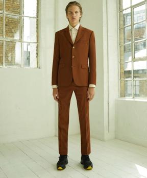 Trajes color chocolate, los más favorecedores seas rubio o moreno