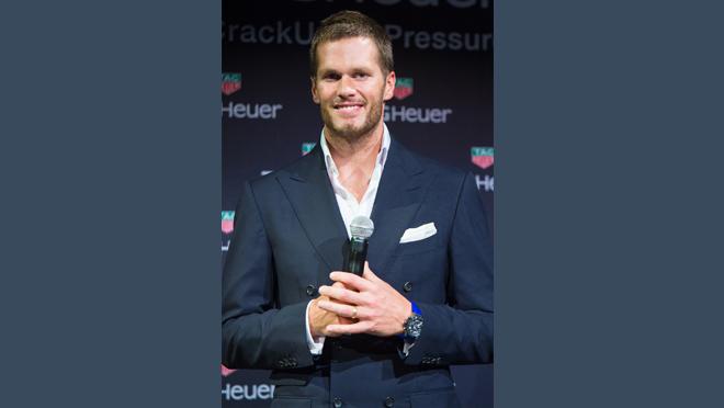 Tom Brady con traje de doble botonadura y sin corbata Tom Brady con traje de doble botonadura y sin corbata