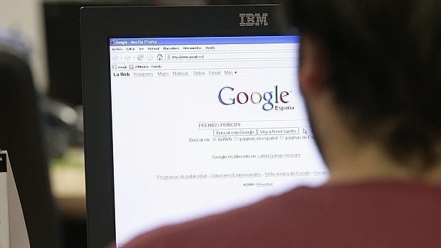 Una persona utiliza un buscador de internet
