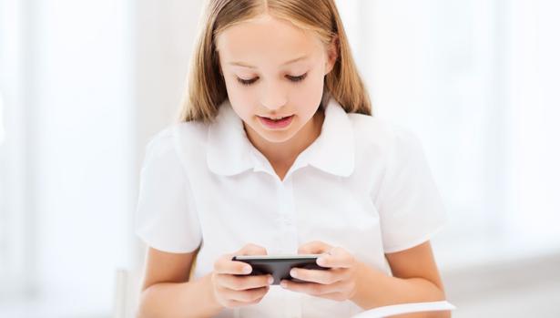 Una joven utiliza su dispositivo móvil