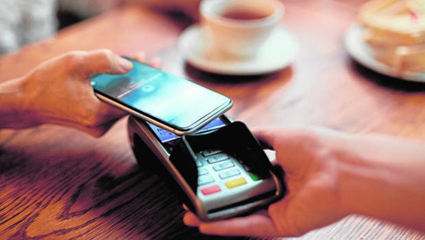 Un smartphone cargando la cuenta a través de la tecnología «contactless»