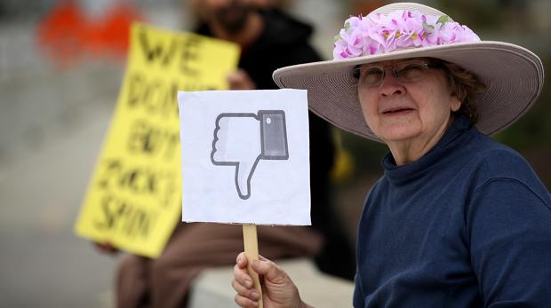 Una mujer protesta ante el Congreso de EE.UU.