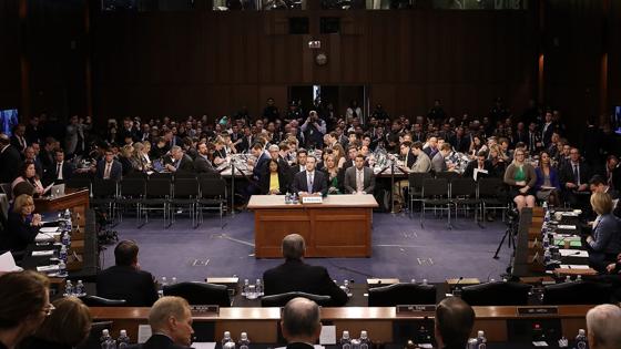Zuckerberg durante su comparecencia ante el Senado