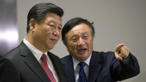 Imagen de archivo del presidente de China, Xi Jinping (izquierda) con el fundador de Huawei, Ren Zhengfei (derecha)