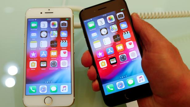 Una persona posa con un iPhone