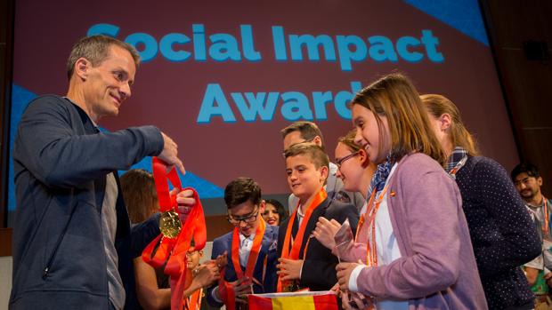 Jeff Dean, responsable de IA de Google, entrega al equipo español Pifive Team sus medallas
