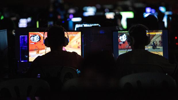 Imagen de archivo de dos «gamers» en la DreamHack Sevilla, evento de videojuegos y esports