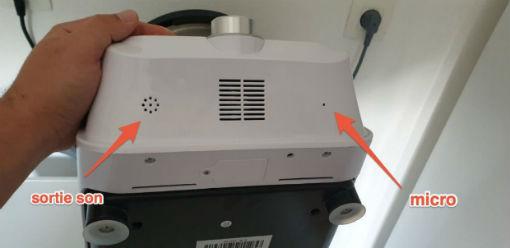 Altavoz, a la izquierda, y micrófono, a la derecha