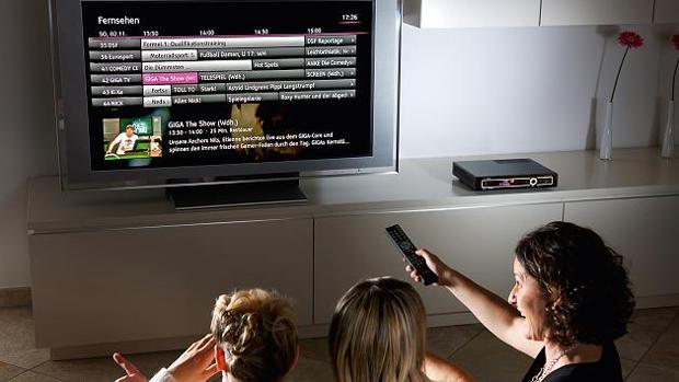 Una familia accede a su televisor inteligente