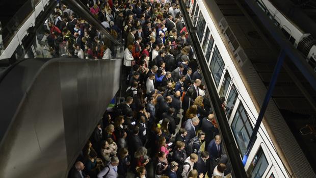 La estación de Nuevos Ministerios en el andén de la Línea 8 en hora punta